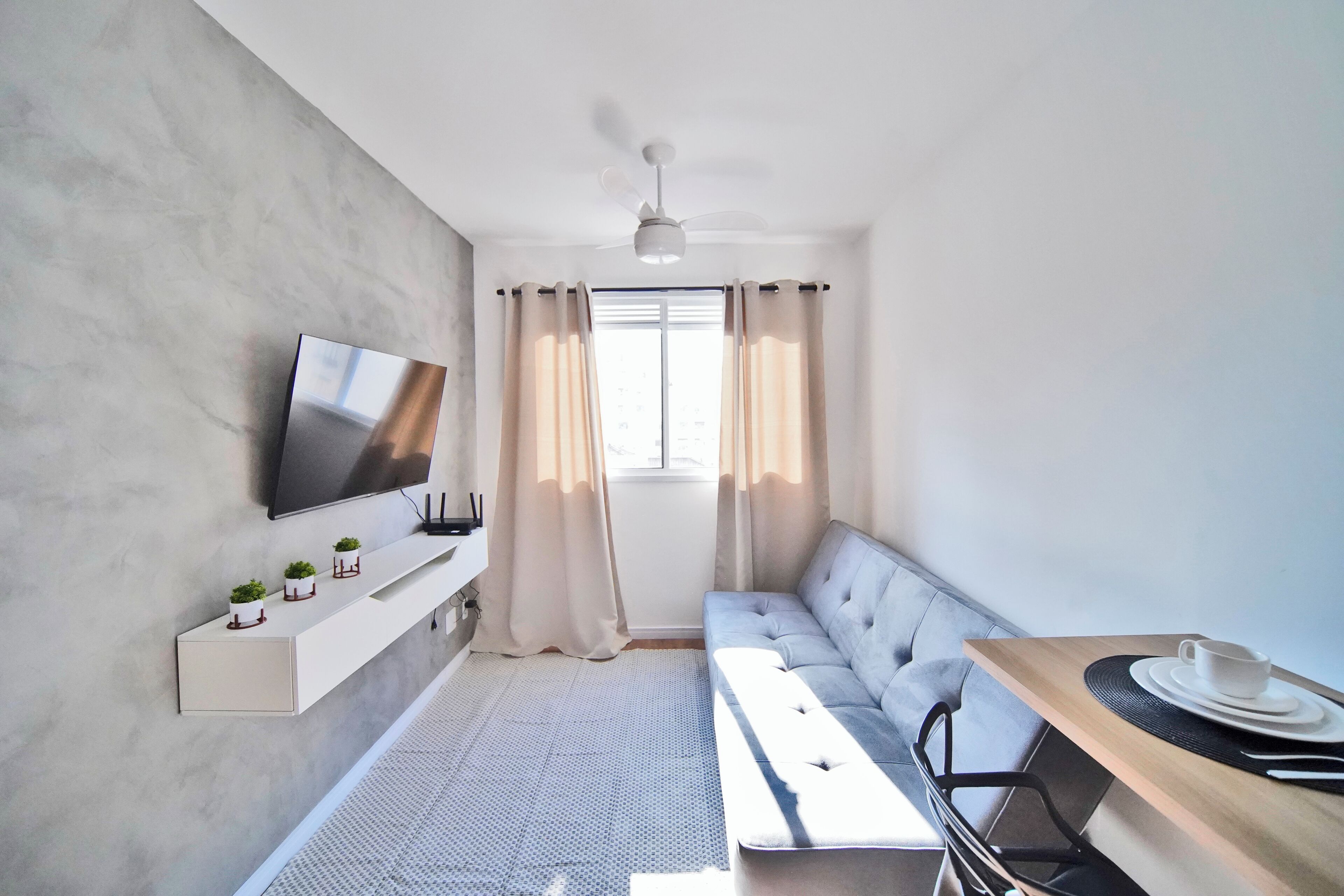 Quarto conforto | Área de estar | Smart TV 42 polegadas com canais digitais, Netflix