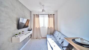 Quarto conforto | Área de estar | Smart TV 42 polegadas com canais digitais, Netflix