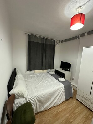1 bedroom, iron/ironing board, WiFi, bed sheets - Comfortable Budget Ensuite Room in East London 3 (London)