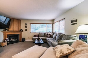 TV, fireplace - Ski in ski out condo offered for the season (Newry)