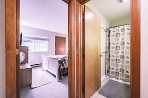 2 bedrooms, desk, WiFi, bed sheets