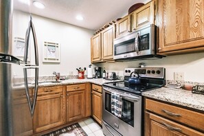 Fridge, microwave, oven, dishwasher - Ski in ski out condo offered for the season (Newry)