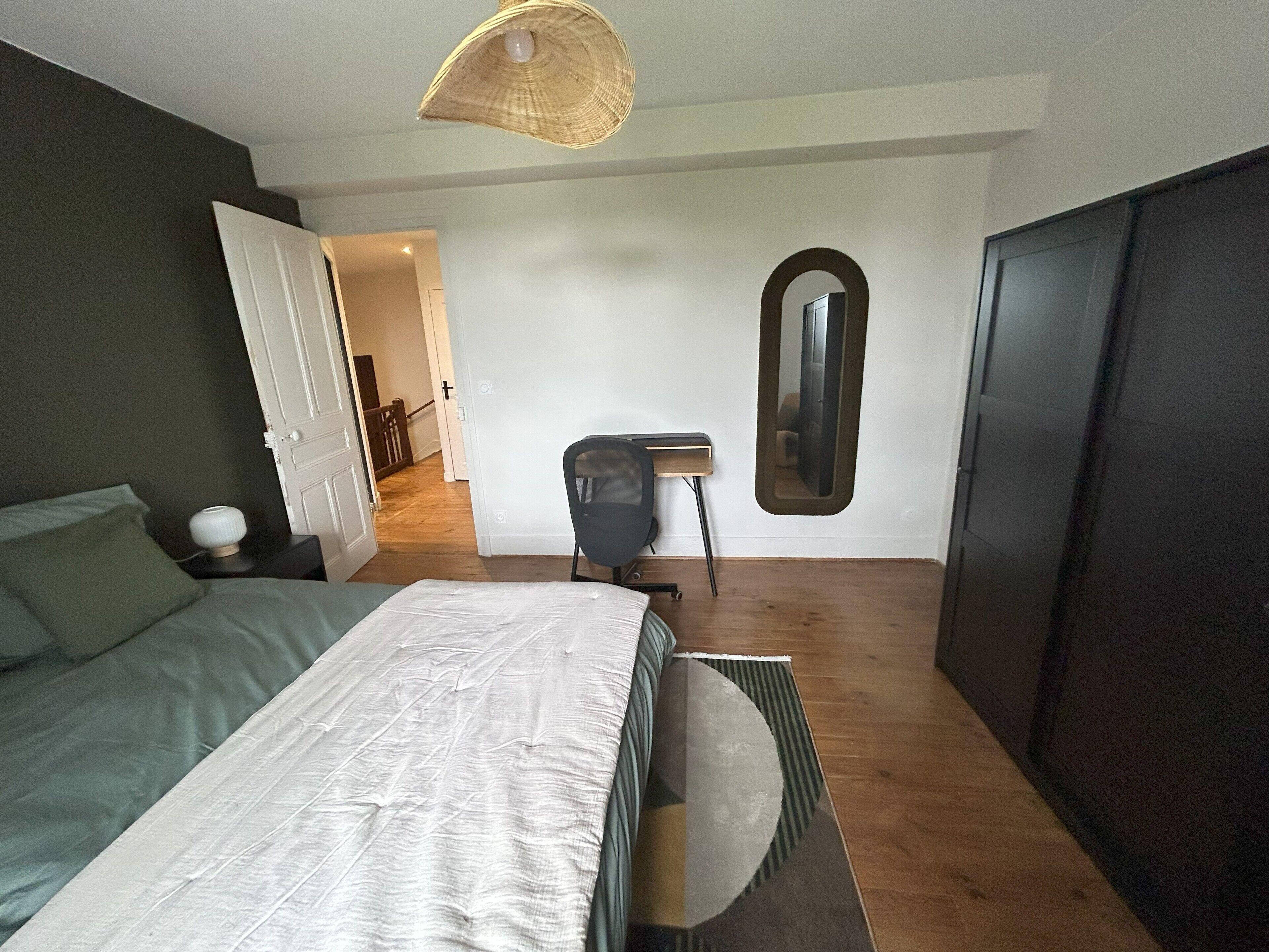 3 slaapkamers, een strijkplank/strijkijzer, wifi, beddengoed
