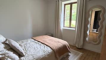 3 bedrooms, iron/ironing board, WiFi, bed sheets