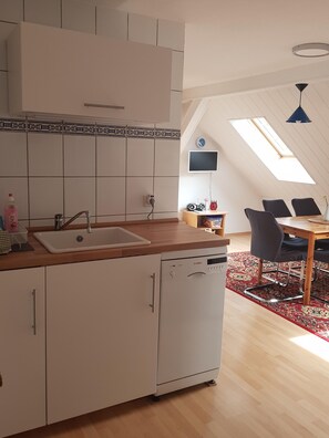 Kylskåp, mikrovågsugn, ugn och spishäll