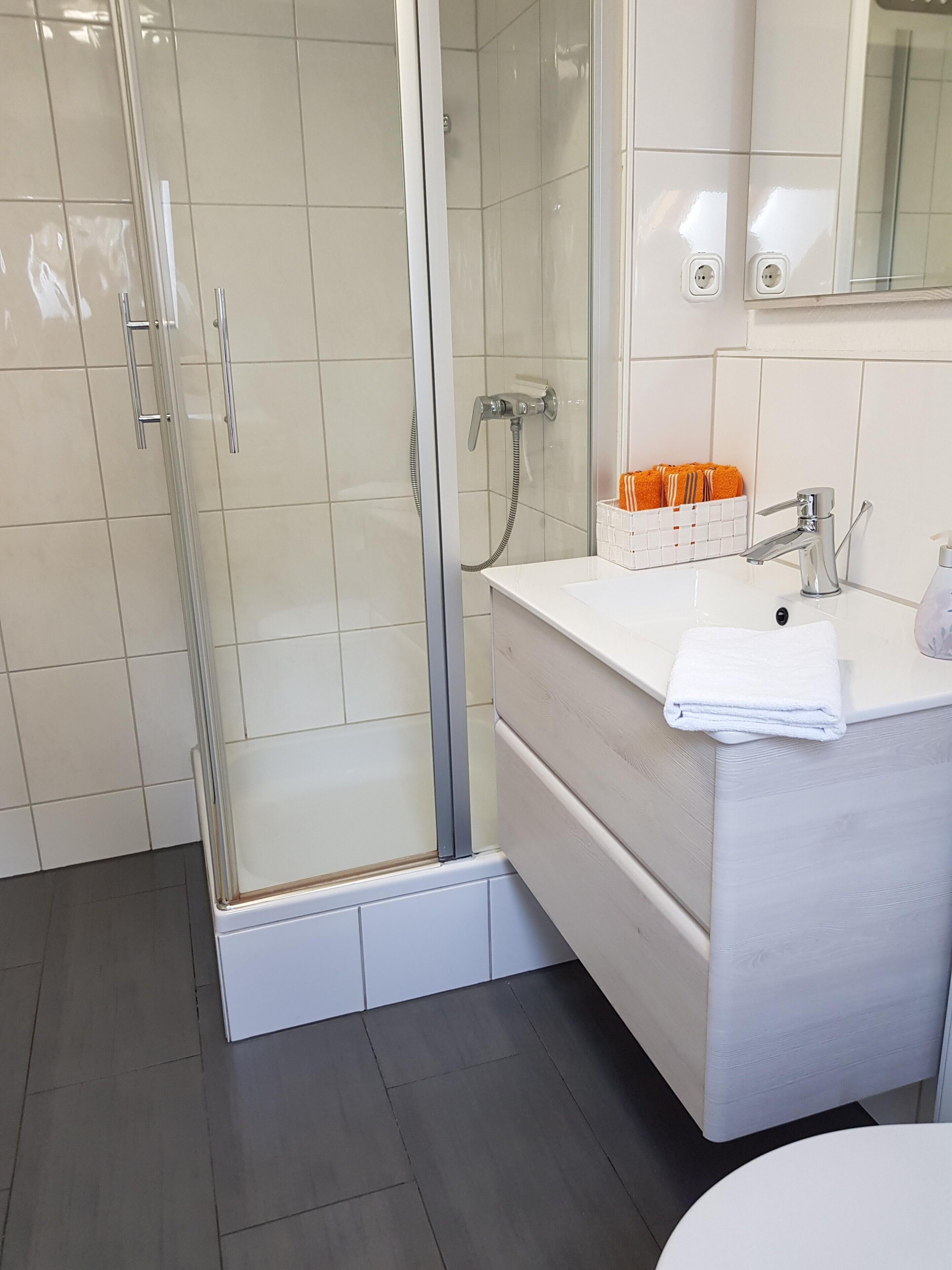 Dusche, Haartrockner, Handtücher