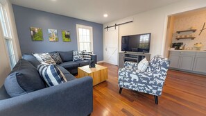 Living area - Privet Farm cottage with AC and Deck in charming Salem Connecticut (Salem)