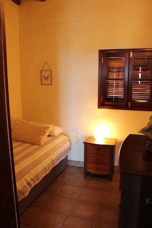 3 bedrooms, iron/ironing board, internet, bed sheets