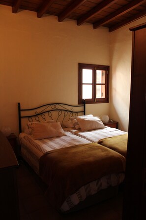 3 bedrooms, iron/ironing board, internet, bed sheets