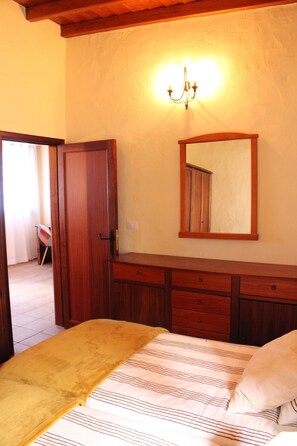 3 bedrooms, iron/ironing board, internet, bed sheets