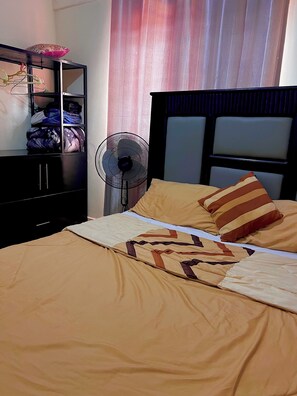 Iron/ironing board, free WiFi, bed sheets