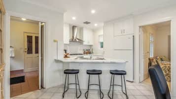 Køleskab, mikrobølgeovn, ovn, kogeplade