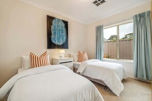 3 quartos, berço de viagem, Wi-Fi, roupa de cama