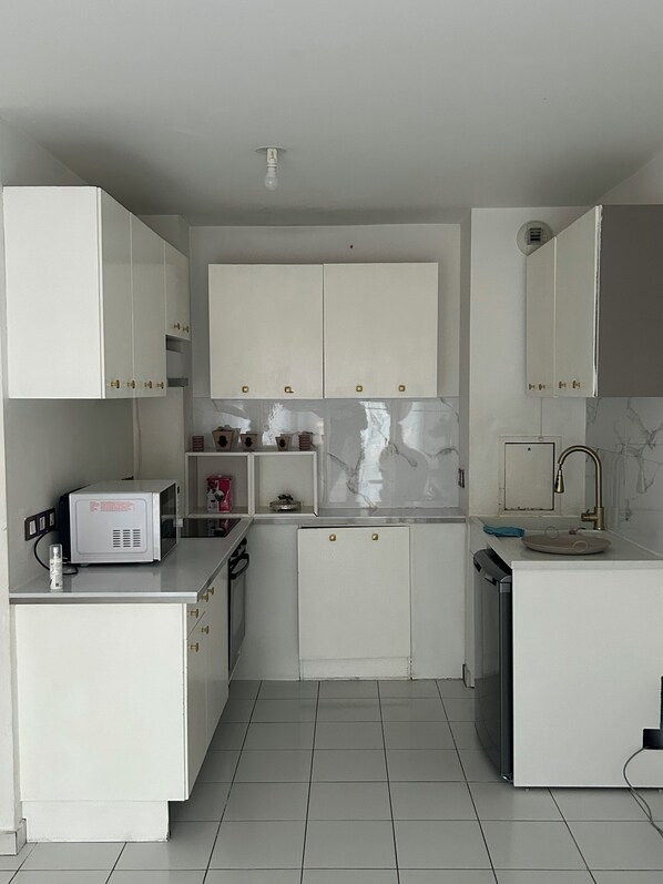 Een microgolfoven, een oven, een kookplaat