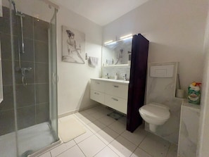 SĂšche-cheveux, serviettes fournies, savon, shampoing