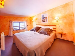 2 bedrooms, iron/ironing board, WiFi