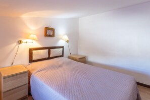 2 bedrooms, iron/ironing board, WiFi