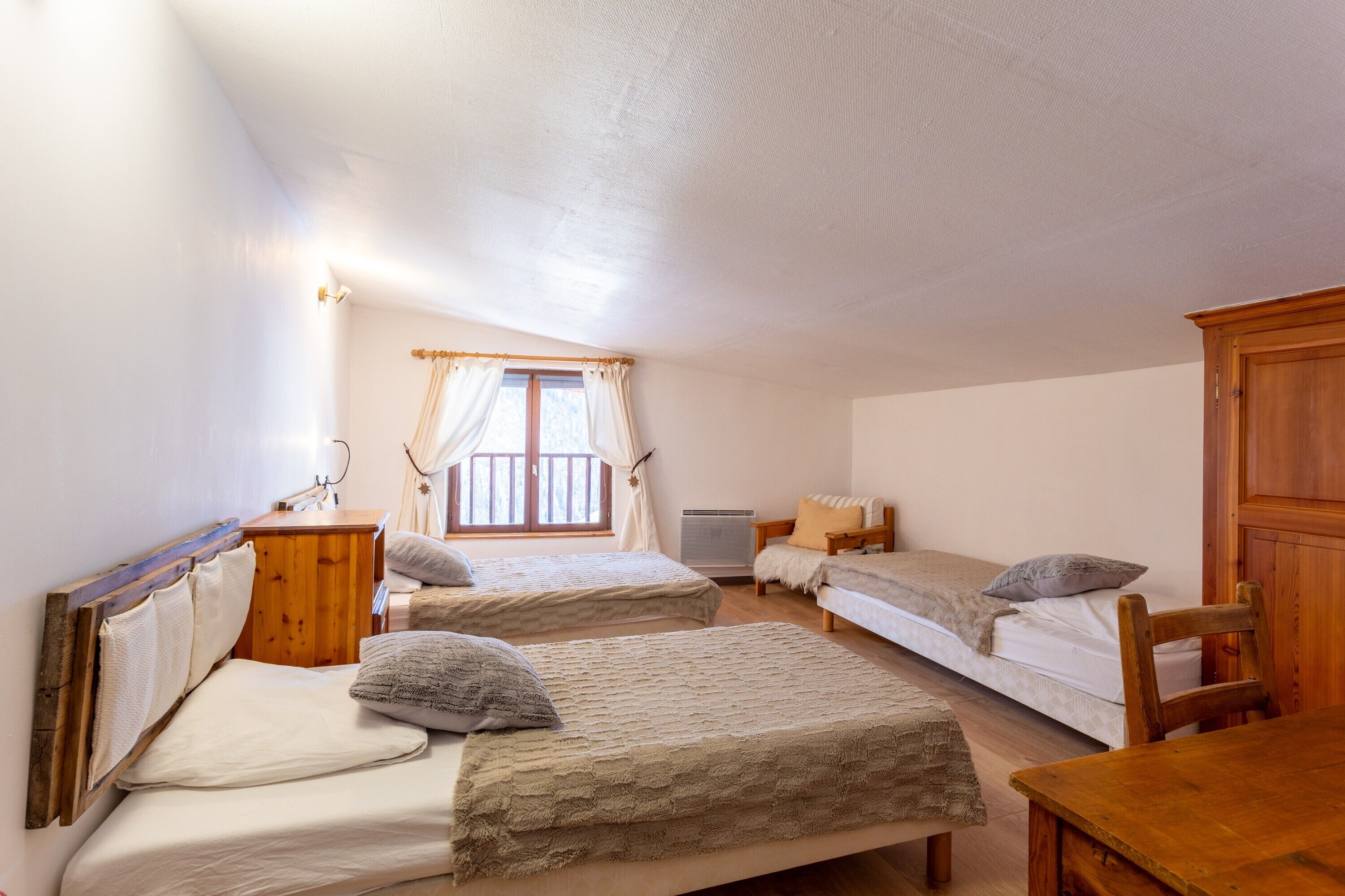 2 bedrooms, iron/ironing board, WiFi