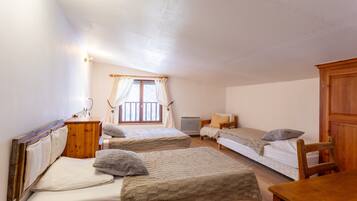 2 bedrooms, iron/ironing board, WiFi