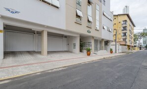 A building with a sign reading "Premium" and "Zurich 90". - Apt w/ BBQ Garage 550m From Beach Zuc0703 (Balneário Camboriú)