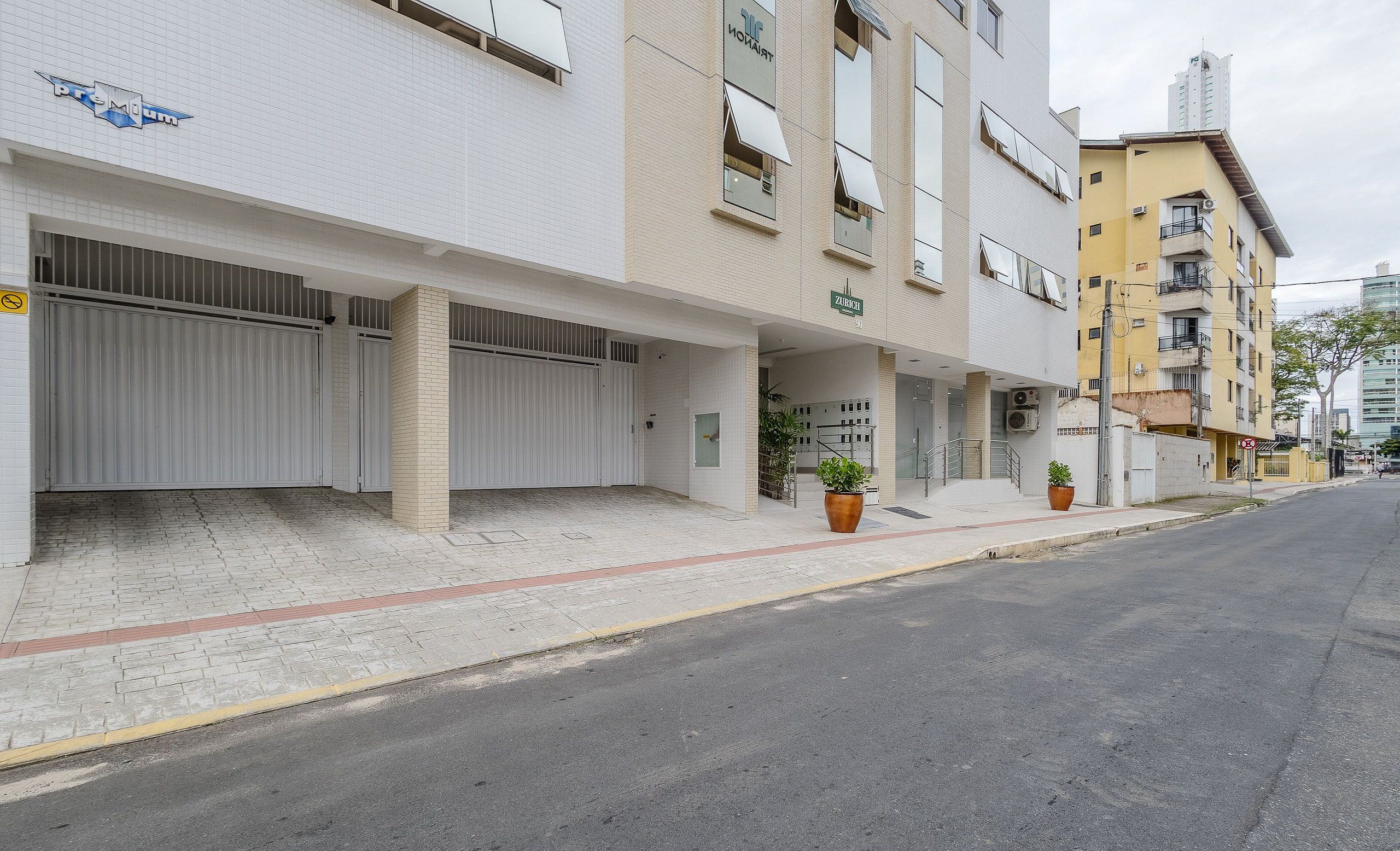 Um edifício com uma placa que diz 'Premium' e 'Zurich 90'.