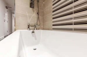 Shower, towels - Victoria Stay (Hyde)