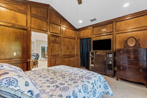 4 chambres, bureau, fer et planche à repasser, lit de bébé portatif