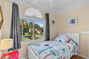 4 chambres, bureau, fer et planche à repasser, lit de bébé portatif