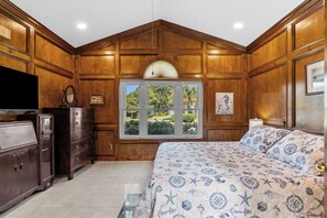 4 sovrum, skrivbord, strykjärn/strykbräda och resesäng