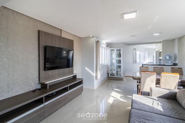 Basic Apartment | Living area