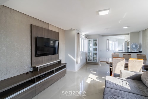 Apt w Parking Near Beach nd Restaurants BC Yvd1301