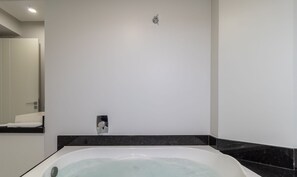 Basic Apartment | Bathroom