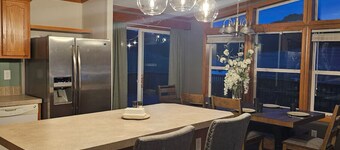 Charming 3-bedroom farmhouse in rural Richland Area with hot tub and A/C