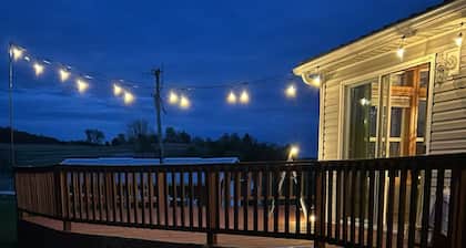 Charming 3-bedroom farmhouse in rural Richland Area with hot tub and A/C