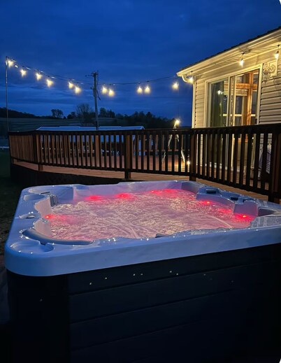 Charming 3-bedroom farmhouse in rural Richland Area with hot tub and A/C