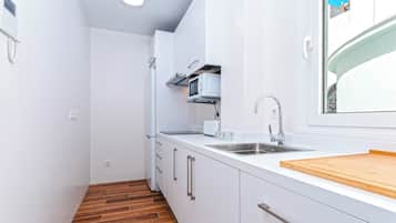 Apartemen (2 Bedrooms) | Dapur pribadi | Lemari es, microwave, kompor, dan mesin pencuci piring