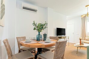 Appartement (2 Bedrooms) | Restauration dans la chambre