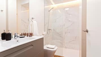 Apartemen (2 Bedrooms) | Kamar mandi | Shower, perlengkapan mandi gratis, pengering rambut, dan handuk