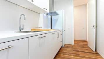 Appartement (3 Bedrooms) | Privékeuken | Een koelkast, een magnetron, een kinderstoel