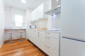 Appartement (3 Bedrooms) | Cuisine privée | Réfrigérateur, micro-ondes, plaque de cuisson, lave-vaisselle