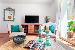 Departamento (3 Bedrooms) | Área de sala de estar | Smart TV de 52 pulgadas con canales digitales 