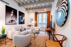 Apartment (4 Bedrooms) | Living area