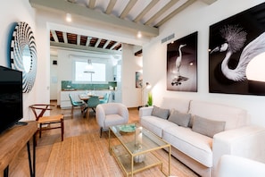 Appartement (4 Bedrooms) | Coin séjour | TV connectée de 52 pouces avec chaînes numériques