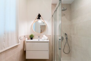 公寓 (4 Bedrooms) | 浴室 | 淋浴设施、免费洗浴用品、吹风机、毛巾