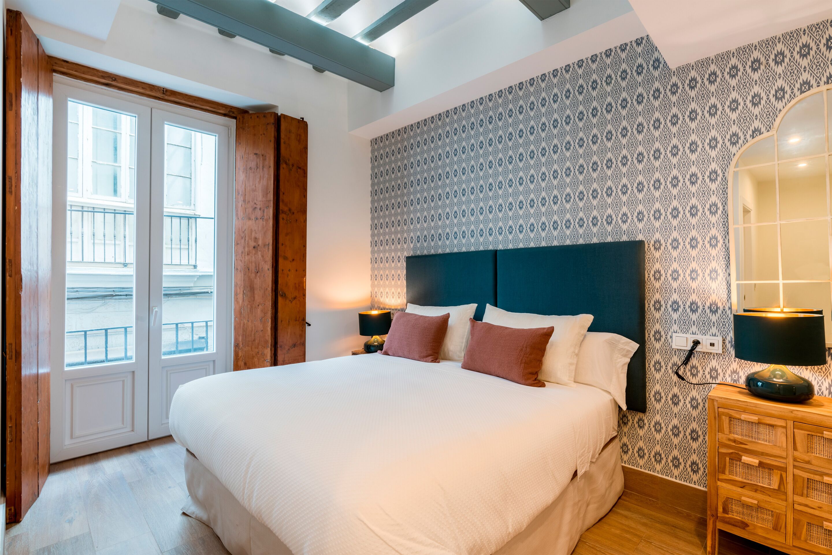 Leilighet (4 Bedrooms) | Skrivebord, strykejern/-brett, wi-fi (inkludert) og sengetøy