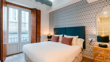 Leilighet (4 Bedrooms) | Skrivebord, strykejern/-brett, wi-fi (inkludert) og sengetøy