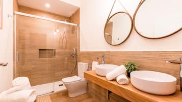 Apartment (4 Bedrooms) | Bathroom | Shower, free toiletries, hair dryer, towels