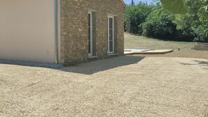 Ein kleines Steinhaus mit beige-farbener Fassade und einem Ziegeldach.