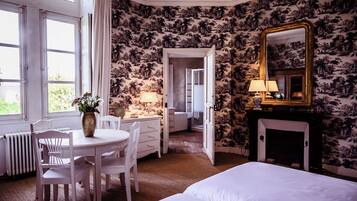 Espace de travail pour ordinateur portable, Wi-Fi gratuit, draps fournis