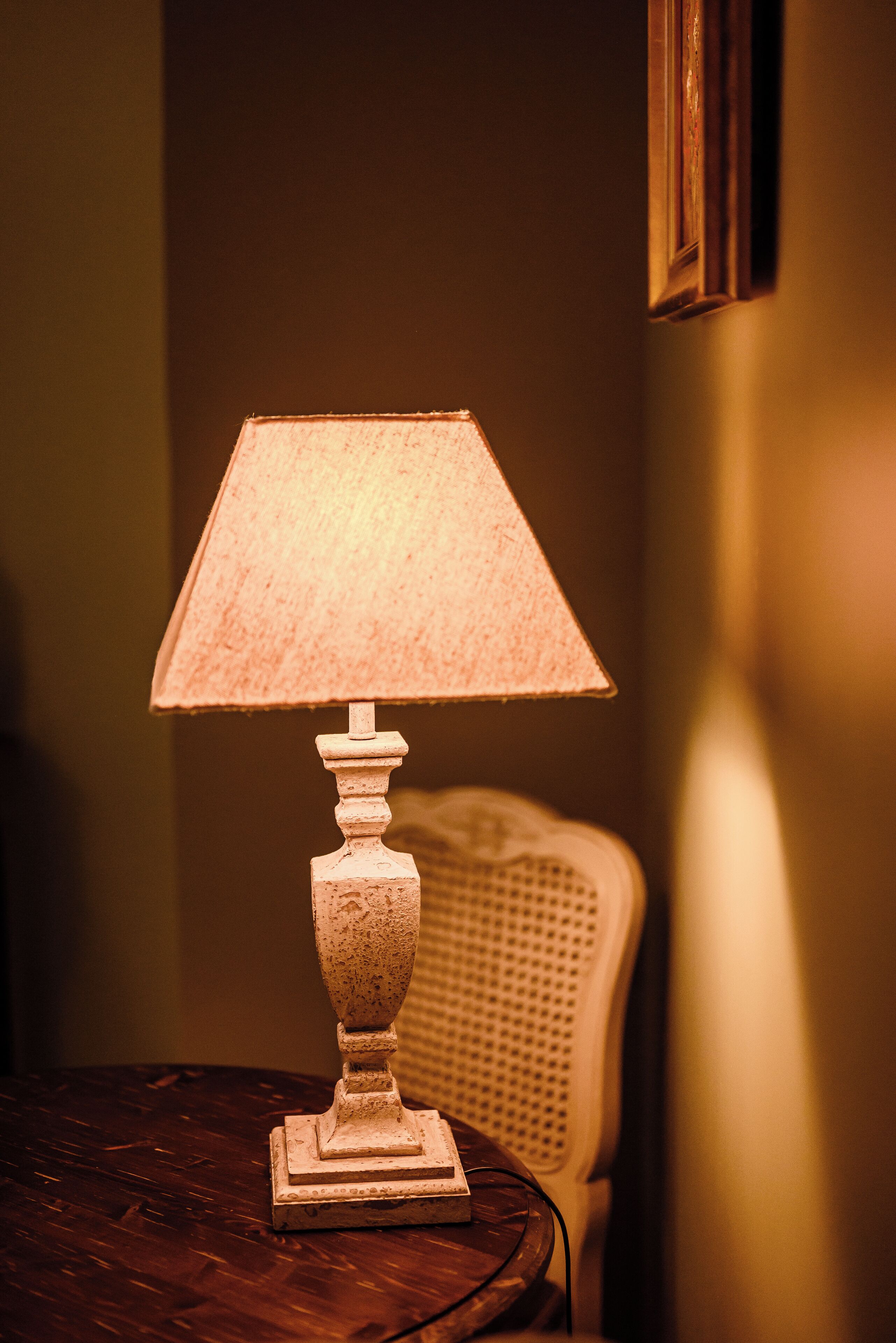 Eine Tischlampe mit strukturierter Lampenschirm auf einem Holztisch.